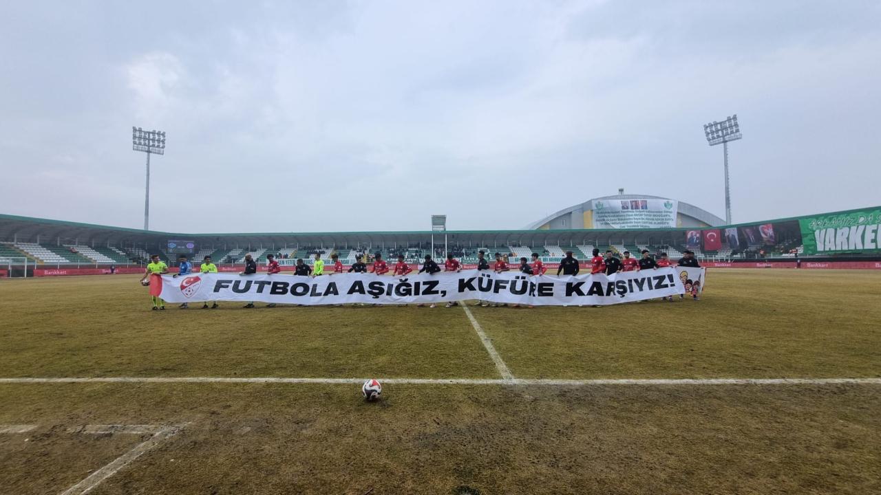 Futbolcular, sahaya “Futbol Aşığıyız, Küfüre Karşıyız” yazılı pankart cıktı