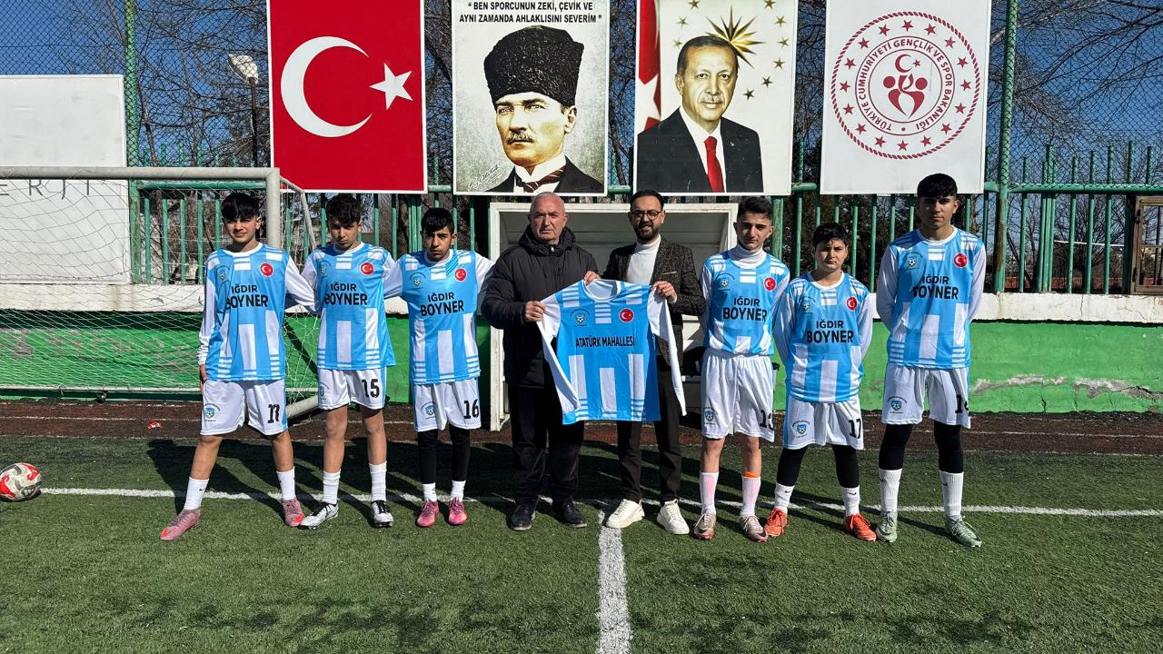 Iğdır Atatürk Mahallesi Spor Kulübü’ne Anlamlı Sponsorluk: Ferhat Bindik’ten Genç Sporculara Büyük Destek!