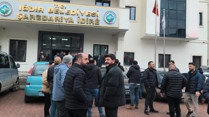 Iğdır Vali Yolu’nda "Tente" Krizi: Esnaf Belediye Binasına Çıkartma Yaptı!