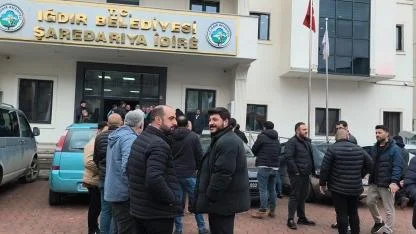 Iğdır Vali Yolu’nda "Tente" Krizi: Esnaf Belediye Binasına Çıkartma Yaptı!