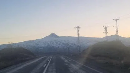 Iğdır’da Bahar Havası, Yükseklerde Kar Manzarası: Tekelti Dağı Beyaza Büründü