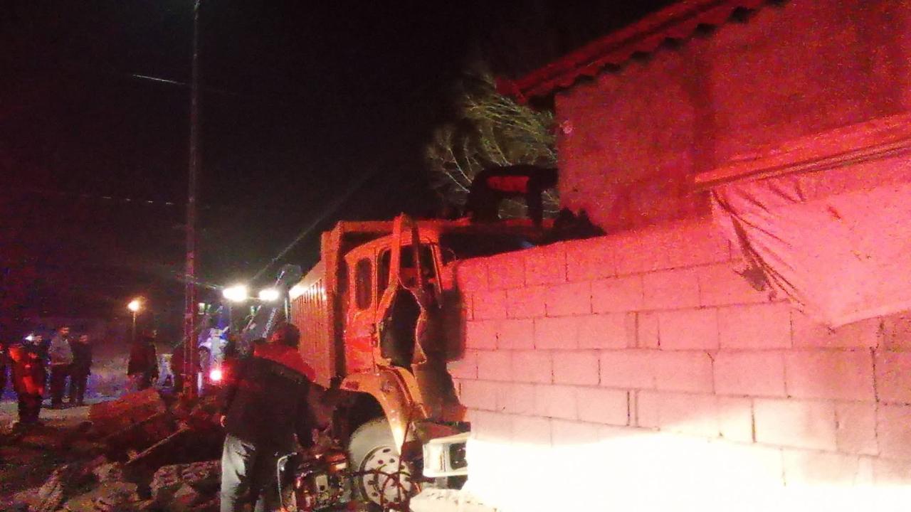 Iğdır’da Kamyon Evin İçine Girdi: Direksiyon Hakimiyetini Kaybeden Sürücü Yaralandı