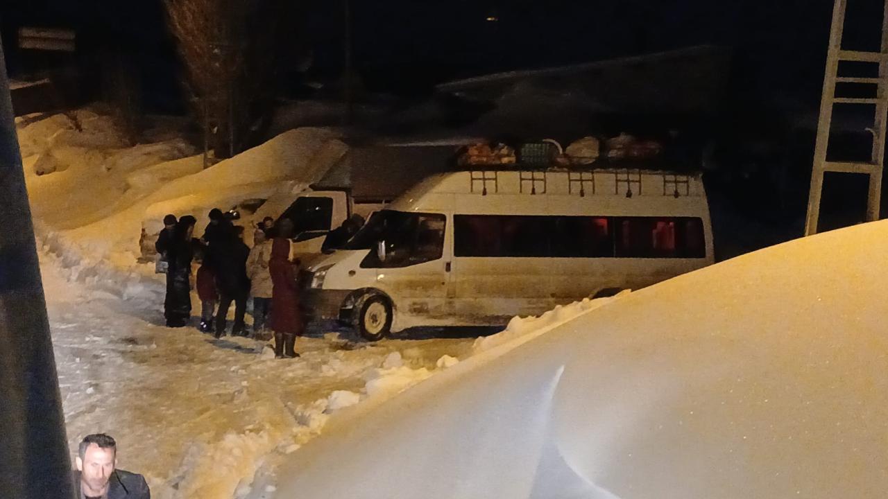 Iğdır'da Kar Kâbusu: Nahırkıran Yolunda Mahsur Kalan Öğrenciler Kurtarıldı!