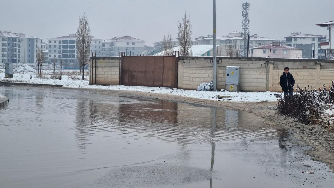 Iğdır'da Sağanak ve Kar Sonrası Yollar Göle Döndü: Okul Önlerinde Zor Anlar!
