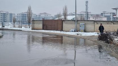 Iğdır'da Sağanak ve Kar Sonrası Yollar Göle Döndü: Okul Önlerinde Zor Anlar!