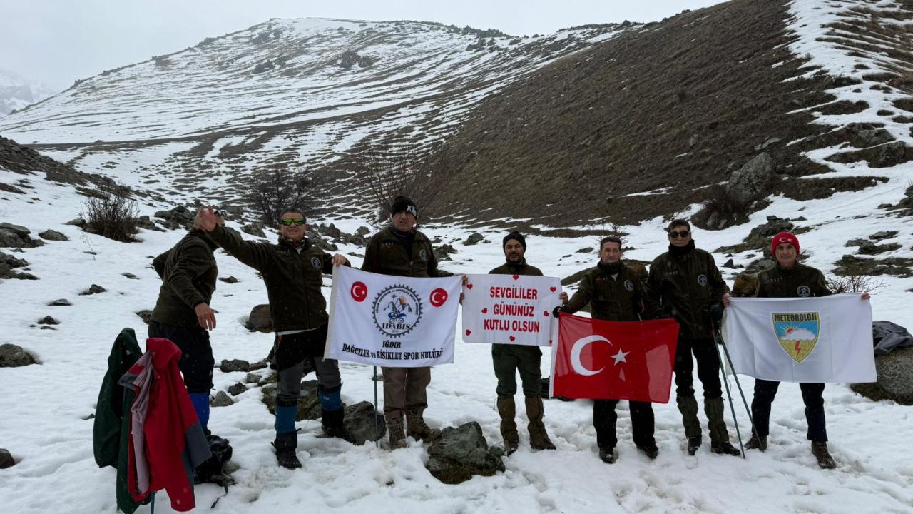 Iğdır’da Sevgi “Zirve” Yaptı: Pamuk Dağı’nda Anlamlı Kutlama