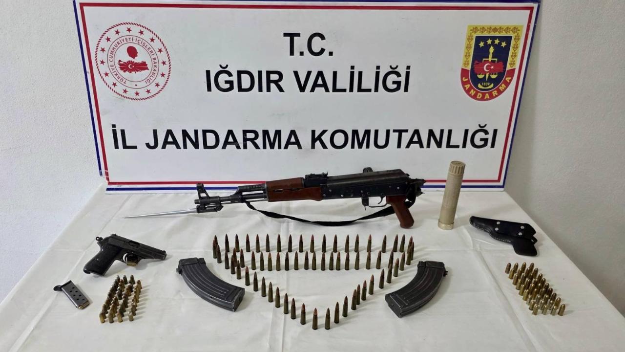 Iğdır'da Silah Kaçakçılığı Operasyonu: Kalaşnikof ve Mühimmat Ele Geçirildi