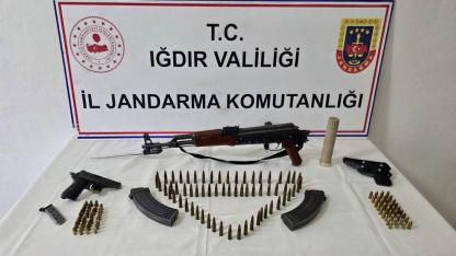 Iğdır'da Silah Kaçakçılığı Operasyonu: Kalaşnikof ve Mühimmat Ele Geçirildi