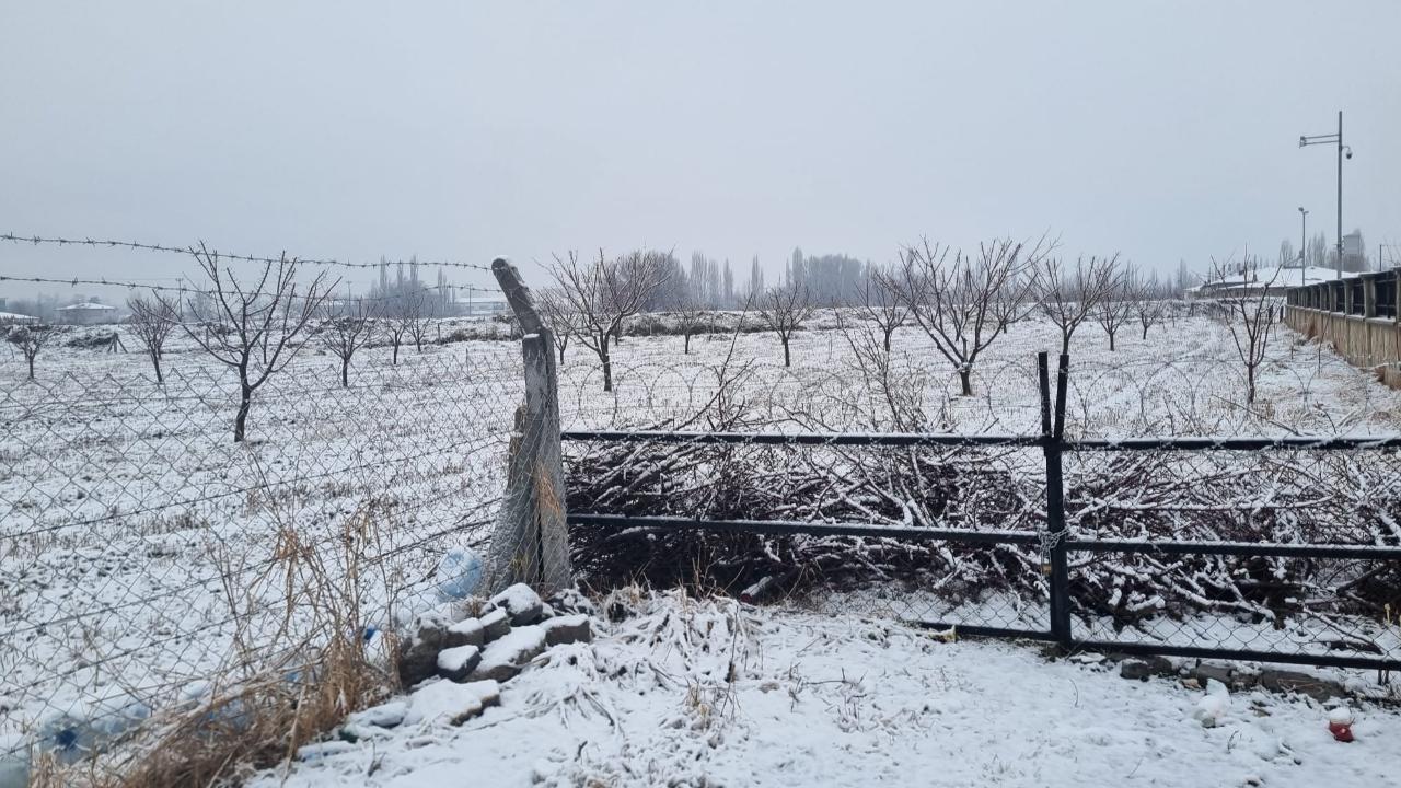Iğdır'da Yağmur Sonrası Kar Yağışı Etkili Oldu