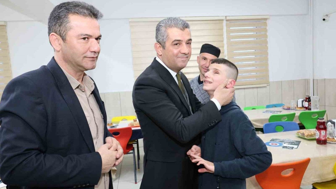 İl Millî Eğitim Müdürü Süleyman Ekici Görme Engelli Öğrencilerle İftar Sofrasında Buluştu