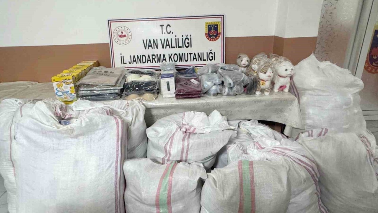 Jandarma Geçit Vermedi! Başkale'de Yol Kontrolünde Milyonluk Kaçak Eşya Yakalandı