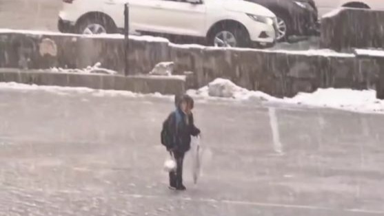 Kar altında İstiklal Marşı’nı okuyan çocuk yürekleri ısıttı