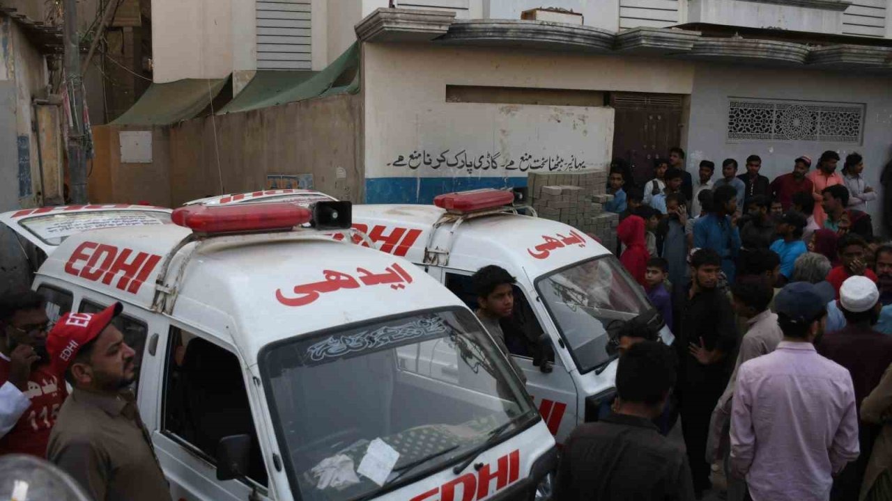 Karaçi’de Bina Çökmesi: Tüp Patlaması Sonucu 16 Ölü