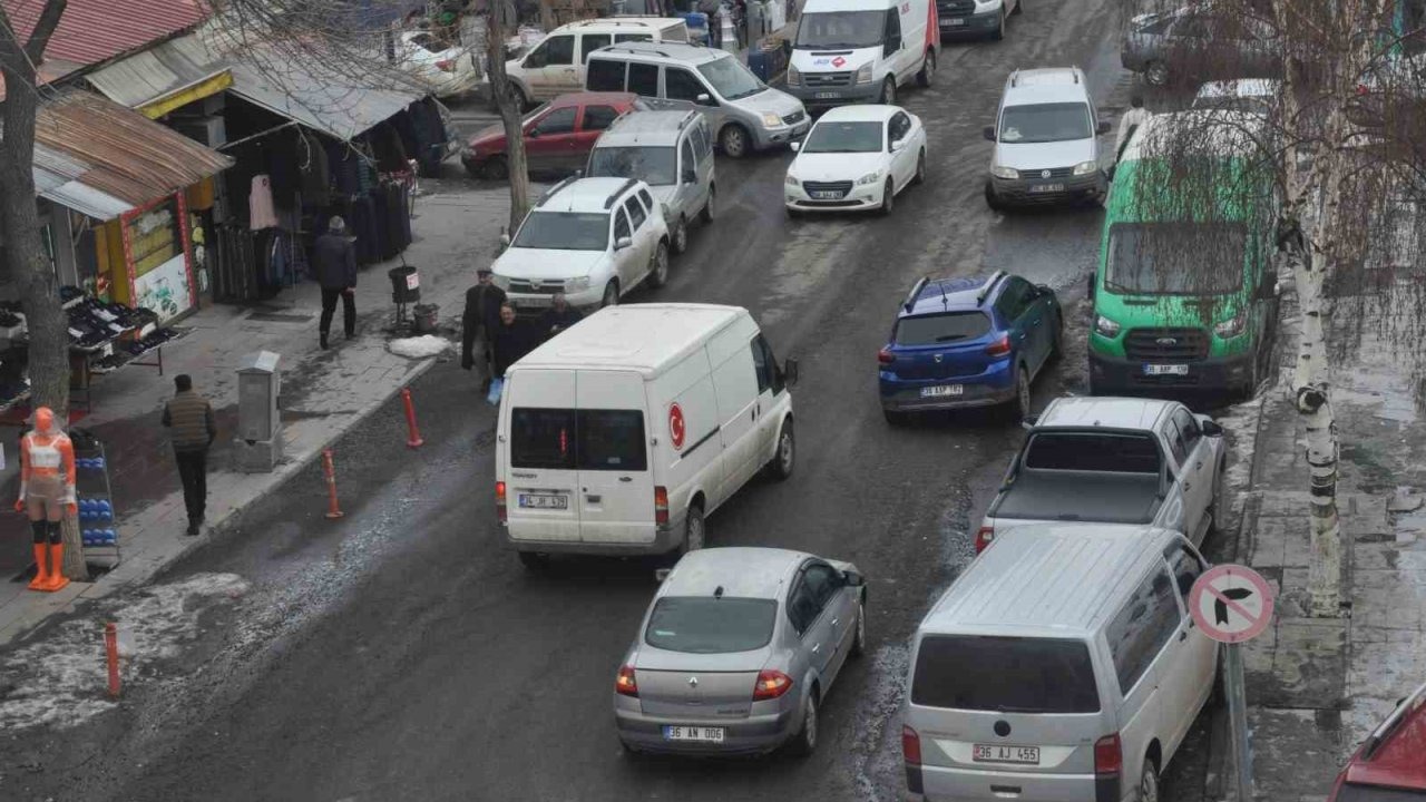 Kars’ta Araç Sayısı Rekora Koşuyor: Trafik Yoğunluğu Alarm Veriyor