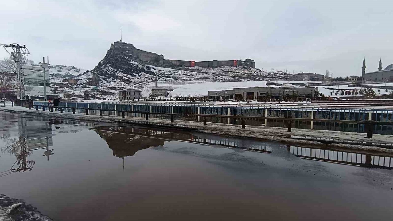 Kars’ta Erken Bahar Esintisi: Şubat Ayında Kar Erimesi Başladı