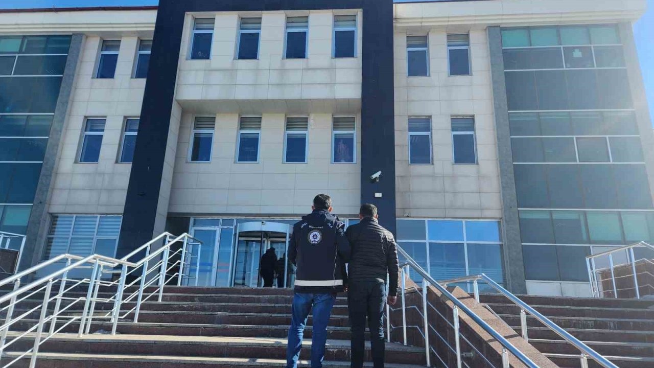 Kars’ta Göçmen Kaçakçılığı Operasyonu: 2 Afgan Göçmen Yakalandı, Sürücü Tutuklandı