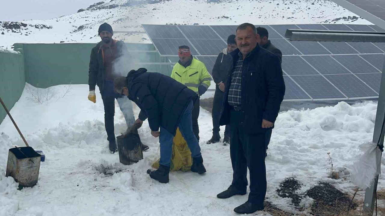 Kars'ta Kar Altında İmece: Köylüler Susuz Kalmamak İçin Seferber Oldu