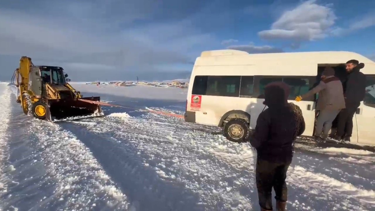 Kars’ta Kar Esareti: Mahsur Kalan Öğrenci Servisi Saatler Süren Çalışmayla Kurtarıldı