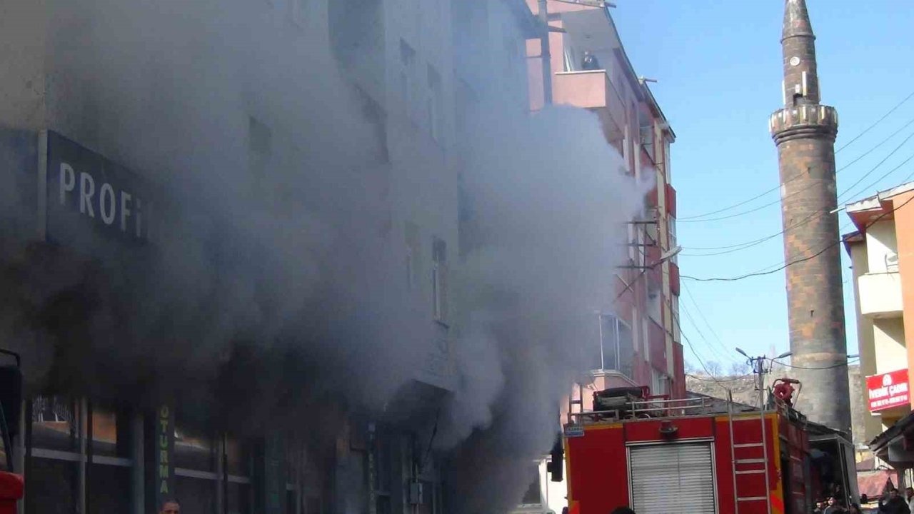 Kars’ta Mobilya Deposu Alevlere Teslim Oldu