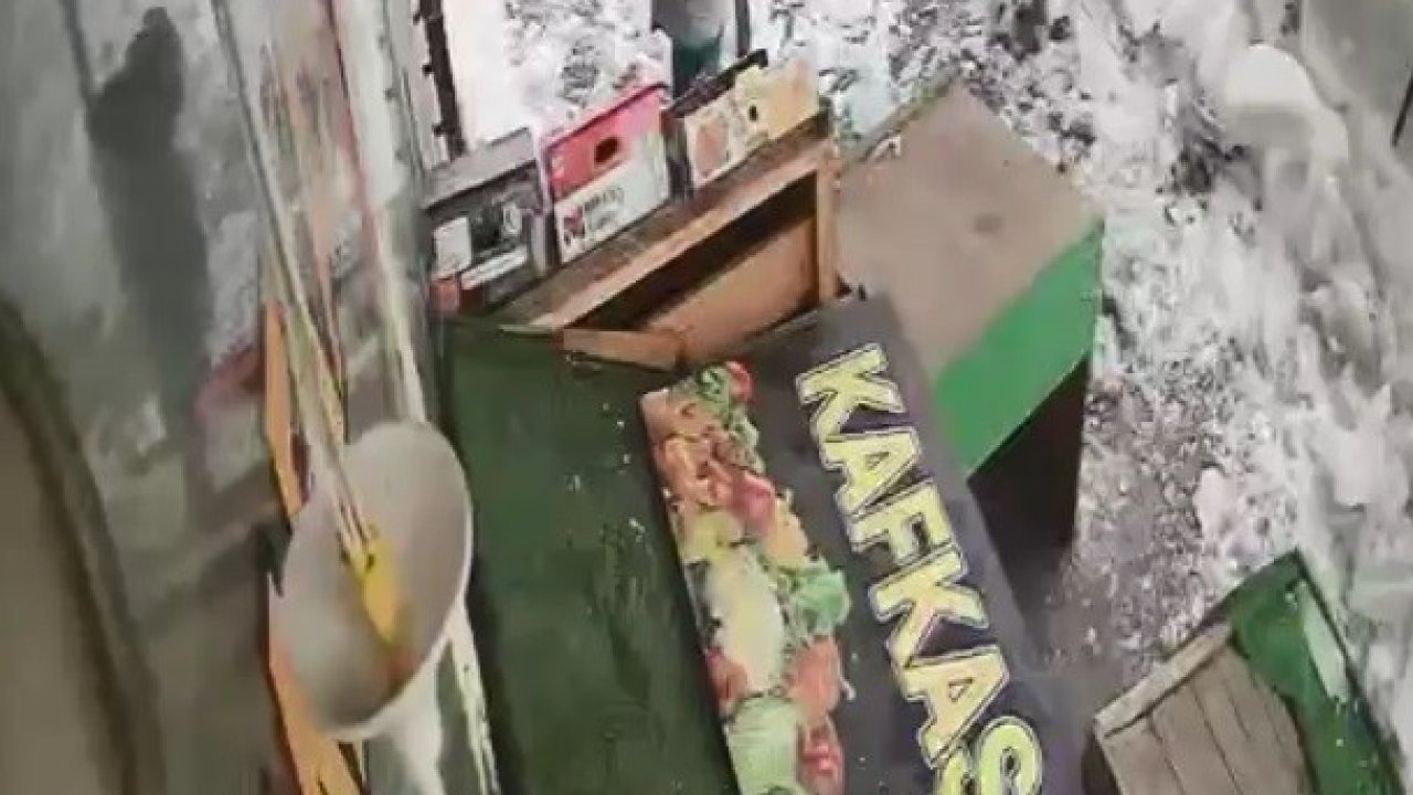 Kars’ta Ölümle Burun Buruna: Çatıdan Düşen Kar Kütlesi Saniyelerle Iskaladı