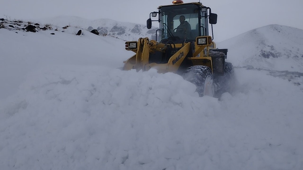 Komşuda Beyaz Esaret: Kars’ta Tipi Nedeniyle 48 Köy Yolu Kapandı!