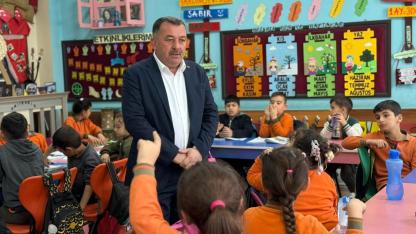 Melekli’de Demokrasi Dersi: Öğrenciler Başkan Ve Muhtarı Sınıfta Sorguladı!