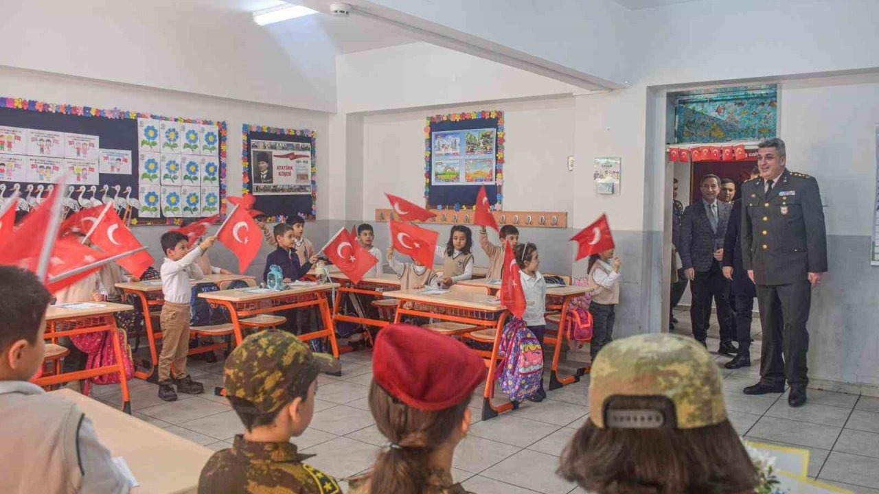 Minik Yüreklerden Mehmetçiğe Anlamlı Selam: Yakutiye’de Vatanseverlik Buluşması