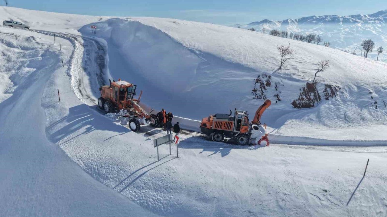 Muş-Kulp Karayolu Kar Esaretinden Kurtuldu: Yol Yeniden Trafiğe Açıldı