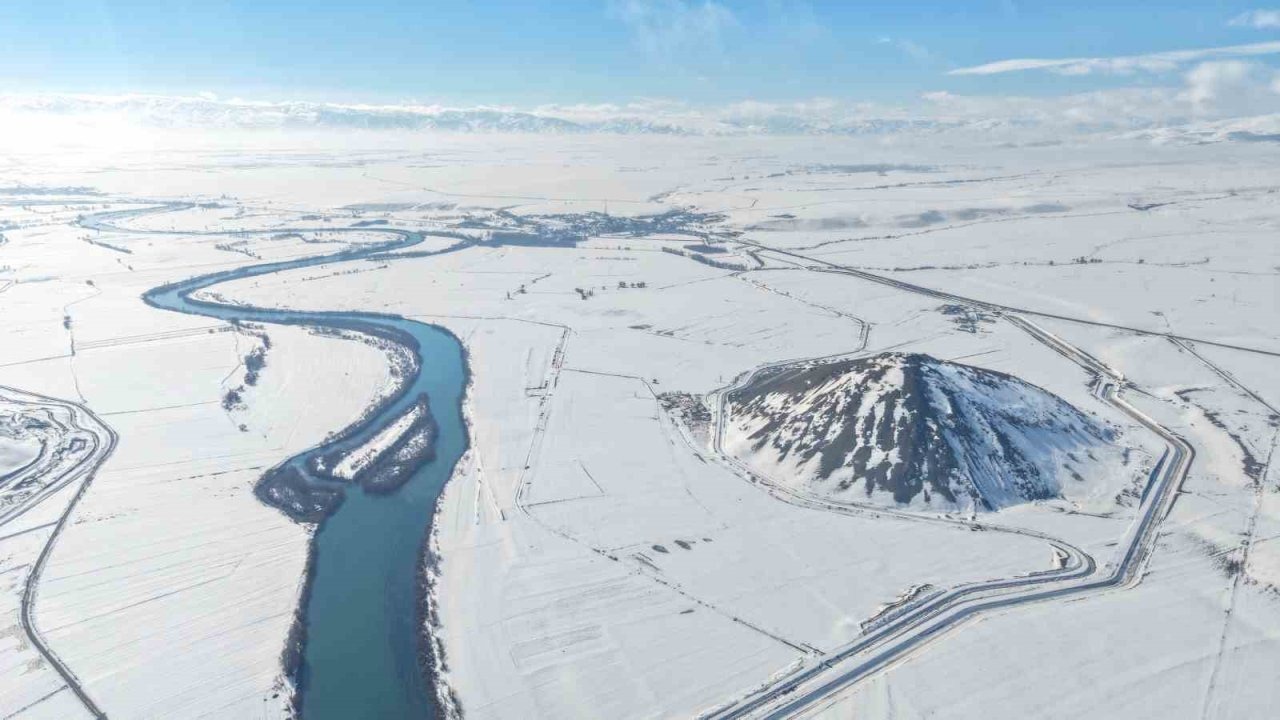 Muş Piramidi Beyaz Gelinliğini Giydi: Mercimek Kale Höyüğü’nde Görsel Şölen
