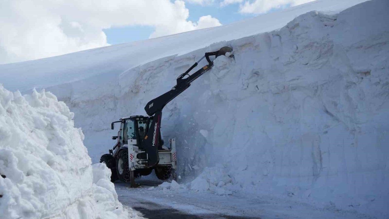 Muş’ta Kar Esaretiyle Dev Mücadele: 6 Metrelik Kar Duvarları Aşılıyor