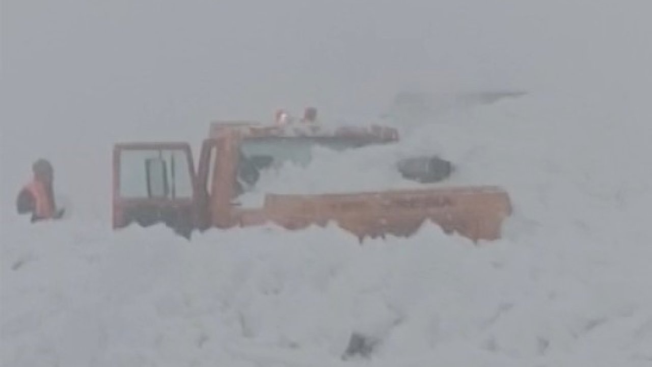 Muş’ta Kar Mücadelesi Veren İş Makinesi Çığ Altında Kaldı