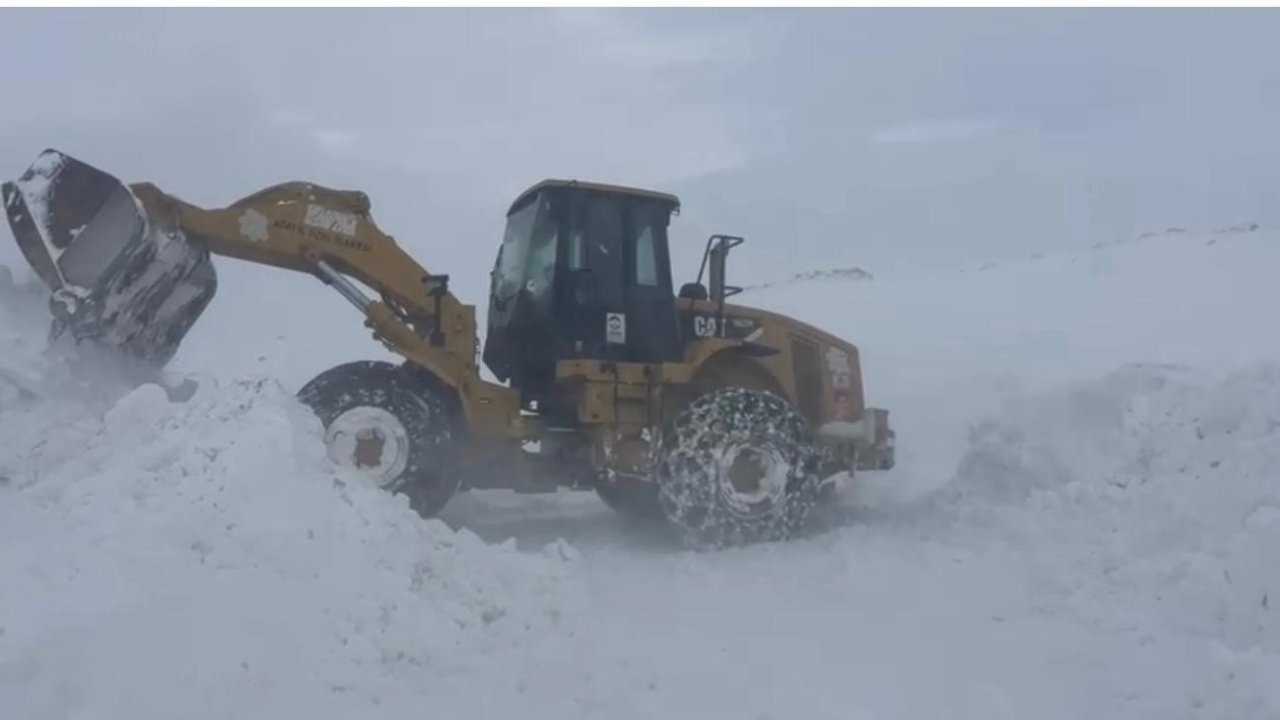Patnos'ta Kar Esareti: Ekiplerin Metrelerce Kar ve Tipiyle Zorlu Mücadelesi