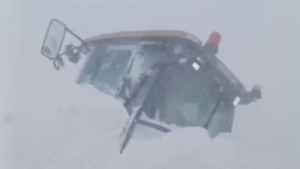 Sahara Geçidi’nde İş Makinelerinin Üzerine Çığ Düştü: Ekipler Mahsur Kaldı