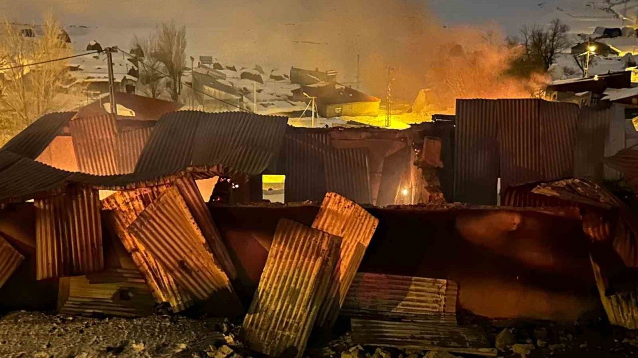 Tekman’da Gece Yangını: Boş Durumdaki 3 Ev Küle Döndü