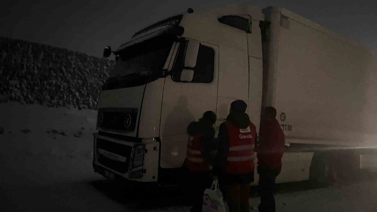 Tendürek Geçidi’nde Mahsur Kalan Sürücülere Kızılay Şefkati