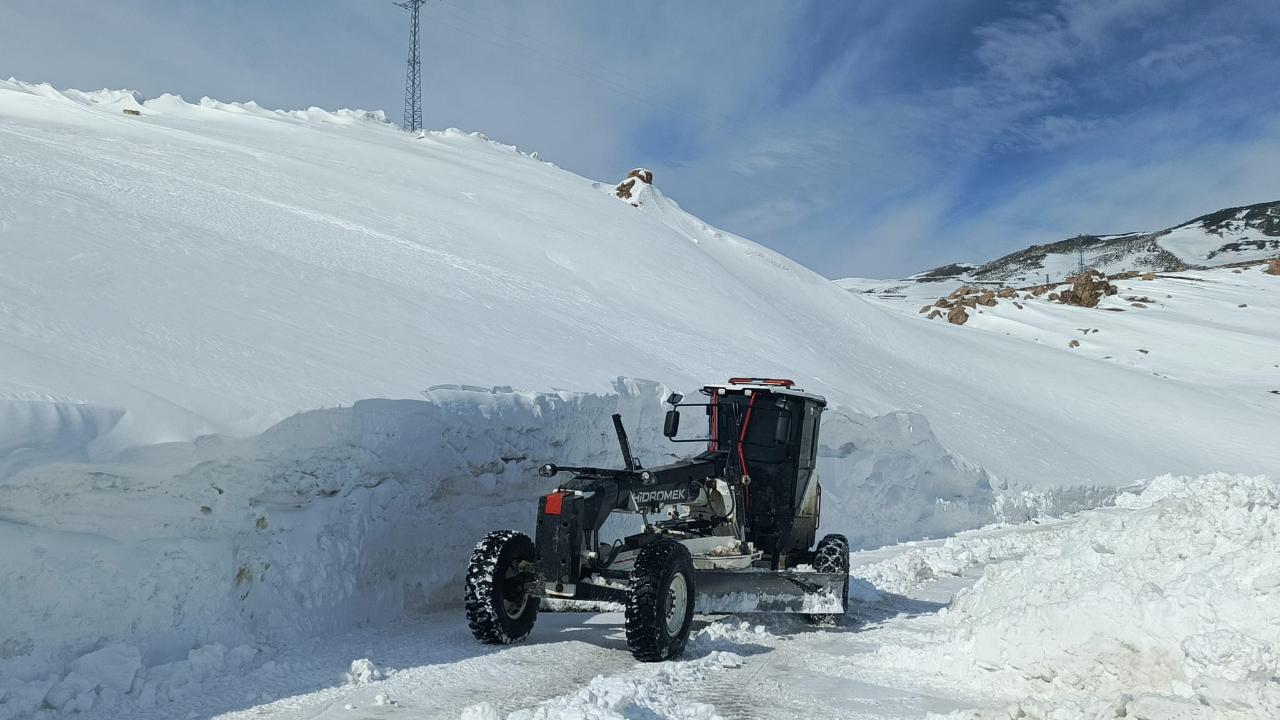 Tuzluca Dipsiz Grup Köy Yolunda 20 Kilometrelik Yol Açma ve Genişletme Çalışması