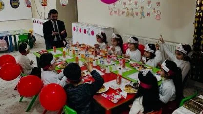 Tuzluca’da Miniklerin İftar Heyecanı! Tekne Orucu Açan Öğrencilere Müftüden Ziyaret