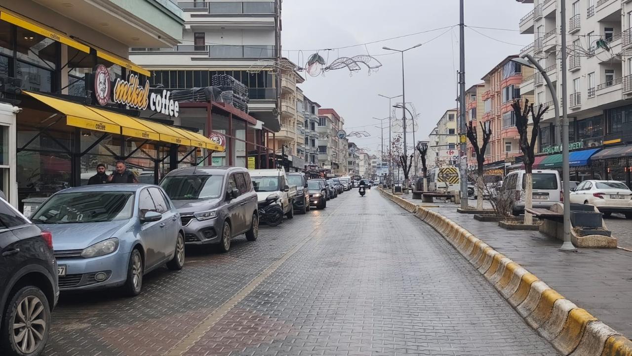 Vali Yolu Esnafına İmar Şoku! 97 Dükkan Mühürlendi: "Sarı Çizgi" Tartışması Büyüyor