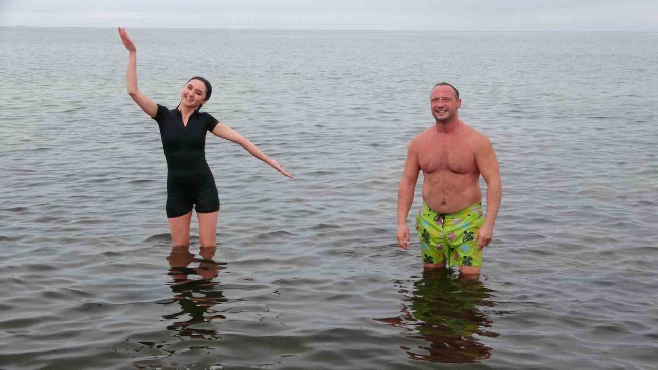 Van Gölü’nde Dondurucu Soğukta Kış Yüzüşü: Aydın Aydıner ve Ekibi Van’da