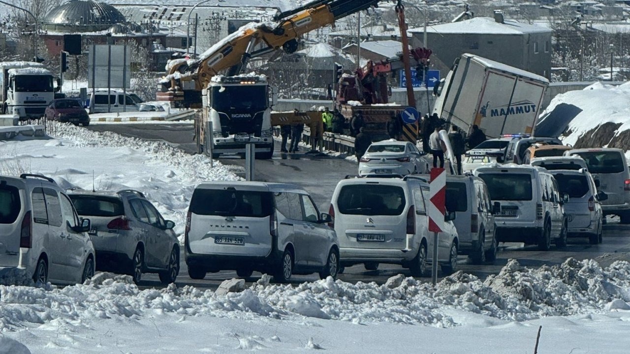 Van-Özalp Kara Yolunda Tır Kazası: Ulaşım Bir Süre Durdu