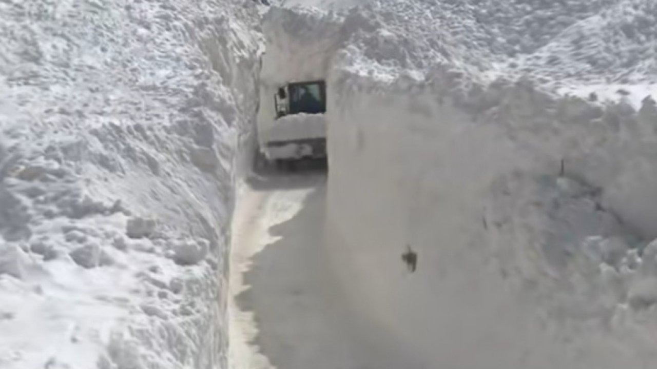 Van’da 10 Metrelik Kar Esareti: Sualtı Mahallesi Alternatif Yol Bekliyor