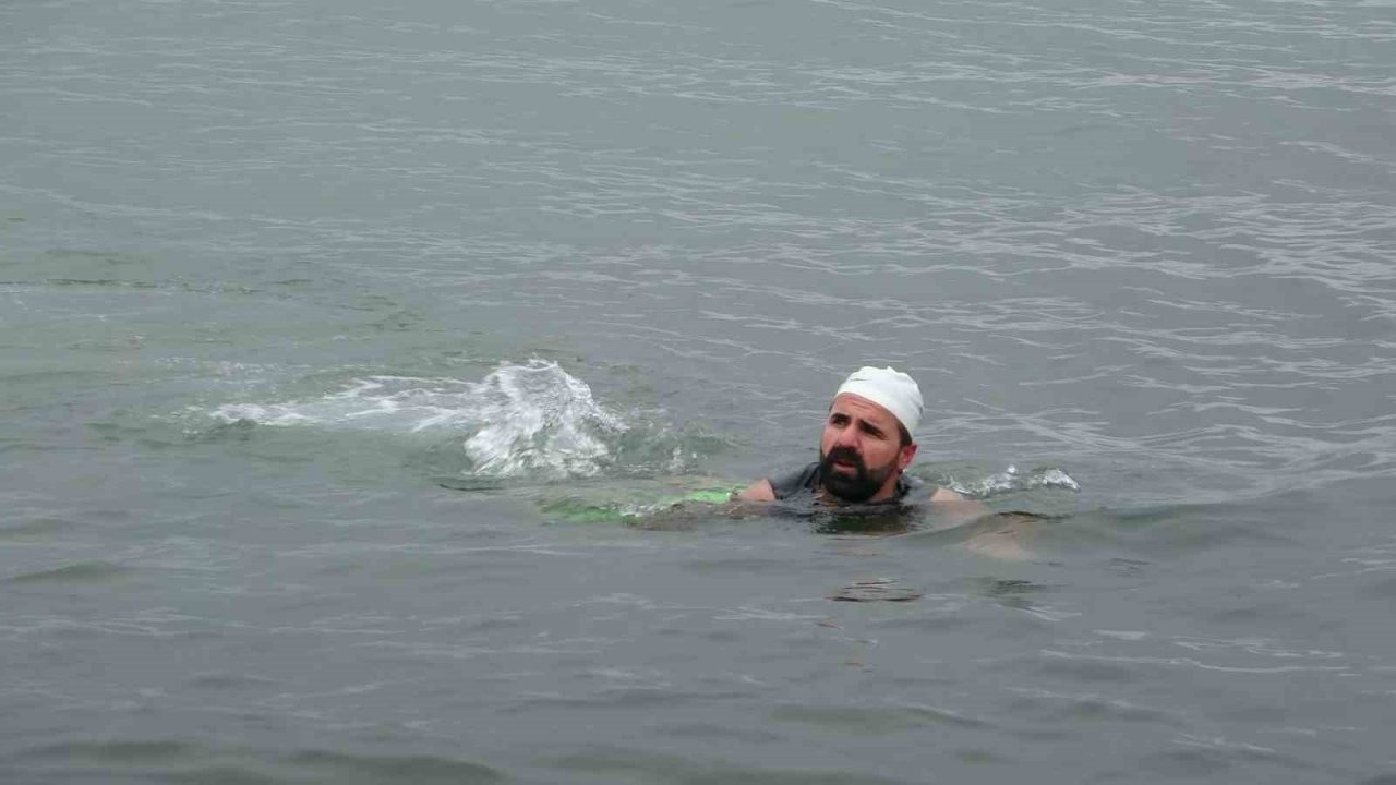 Van’da Dondurucu Soğuğa Meydan Okuyan Öğretmen: "12 Yıldır Hiç Hastalanmadım"