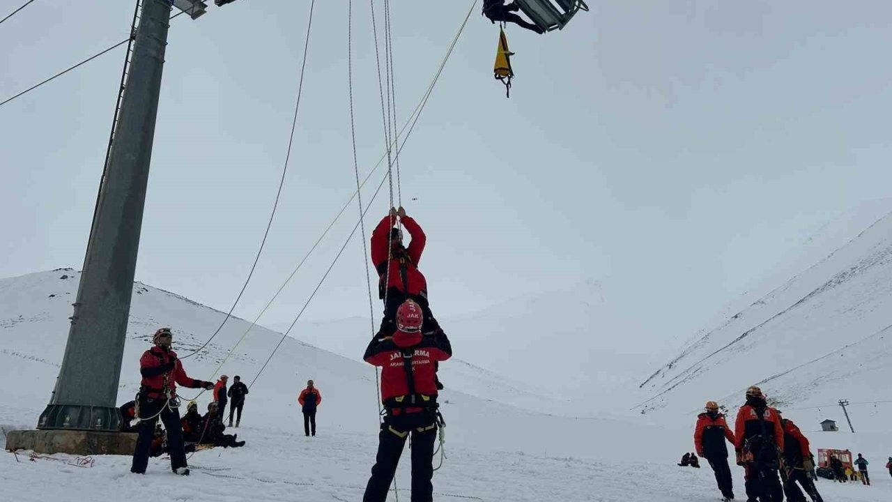Van’da Gerçeği Aratmayan Çığ Tatbikatı: 150 Personel Görev Aldı