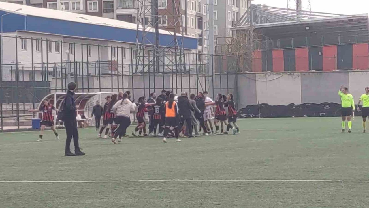 Van’da Kadın Futbolunda İstenmeyen Görüntüler: Maç Sonu Saha Karıştı
