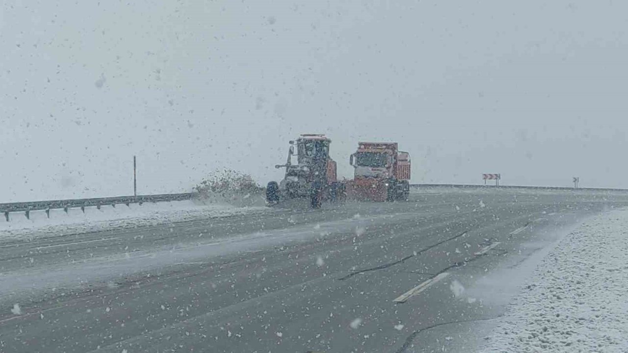 Van’da Kar Esareti: 43 Yerleşim Yeriyle Bağlantı Kesildi, Karabet Geçidi’nde Kar 3 Metre