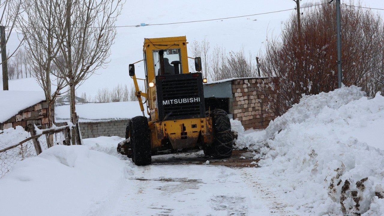 Van’da Kar Esareti: 76 Yerleşim Yeriyle Bağlantı Kesildi