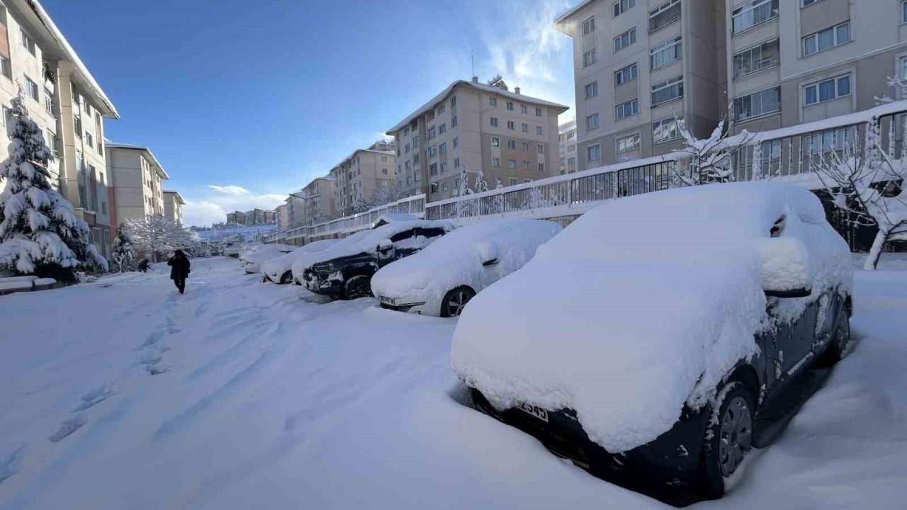 Van’da Kar Esareti: Eğitime Ara Verildi, Uçuşlar Rötar Yaptı