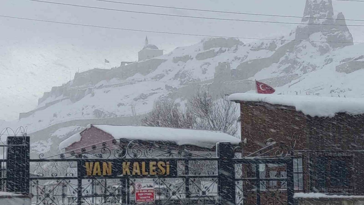 Van’da Kar Mesaisi: 160 Yerleşim Yeri Yolu Hala Ulaşıma Kapalı