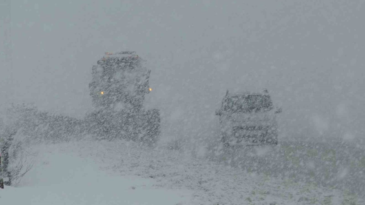 Van’da Kar ve Sis Geçit Vermiyor: Kurubaş ve Güzeldere’de Trafik Durma Noktasında