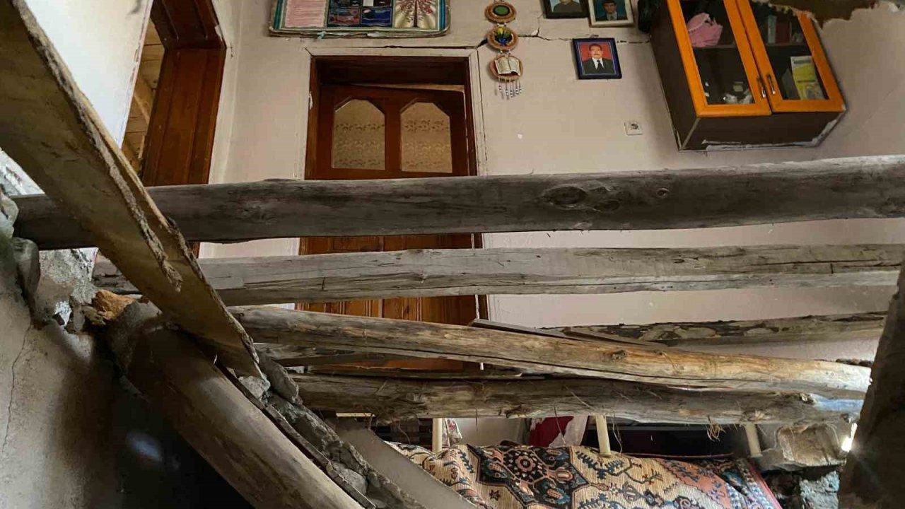 Van’da Korkutan Çökme: 2 Katlı Evin Toprak Damı Yerle Bir Oldu